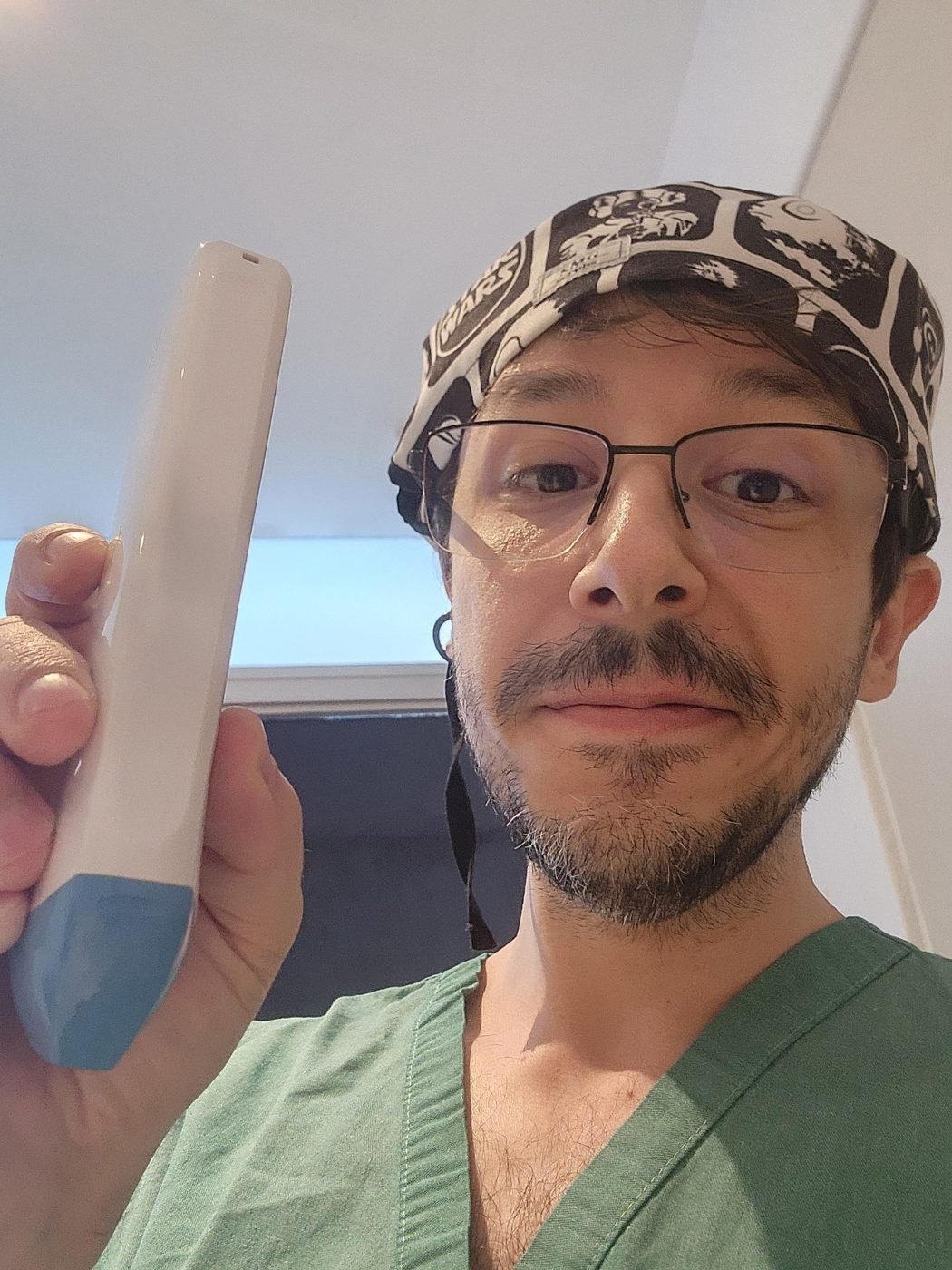 Dr. Hugo Siqueira com o transdutor de ultrassom usado no bloqueio ocular guiado (POCUS ocular)